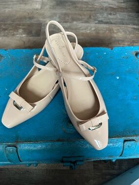 Bandolino Beige Patent Pointed Toe Slingback Flats with Bow